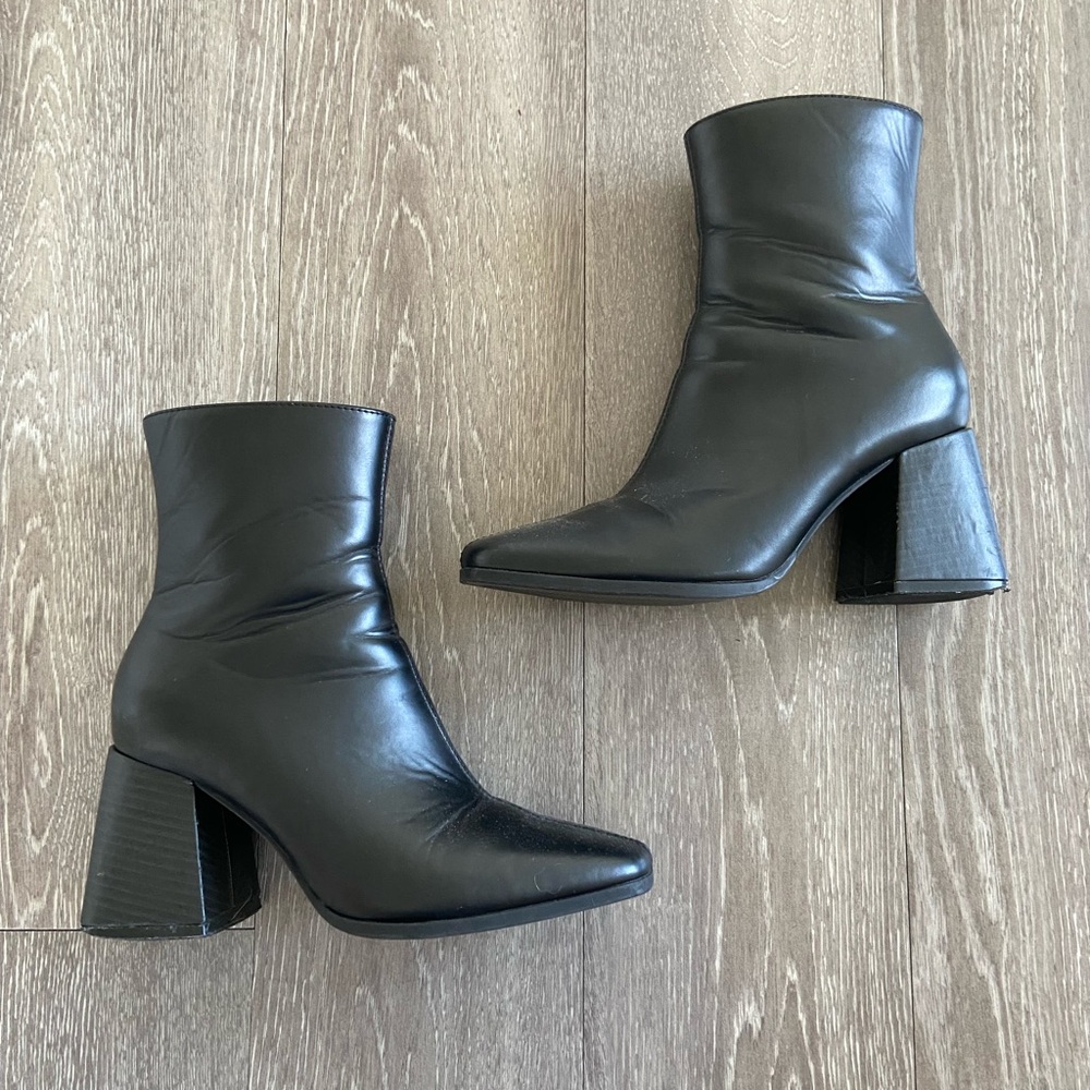 Lulus Black Ankle Boots / Booties size 6